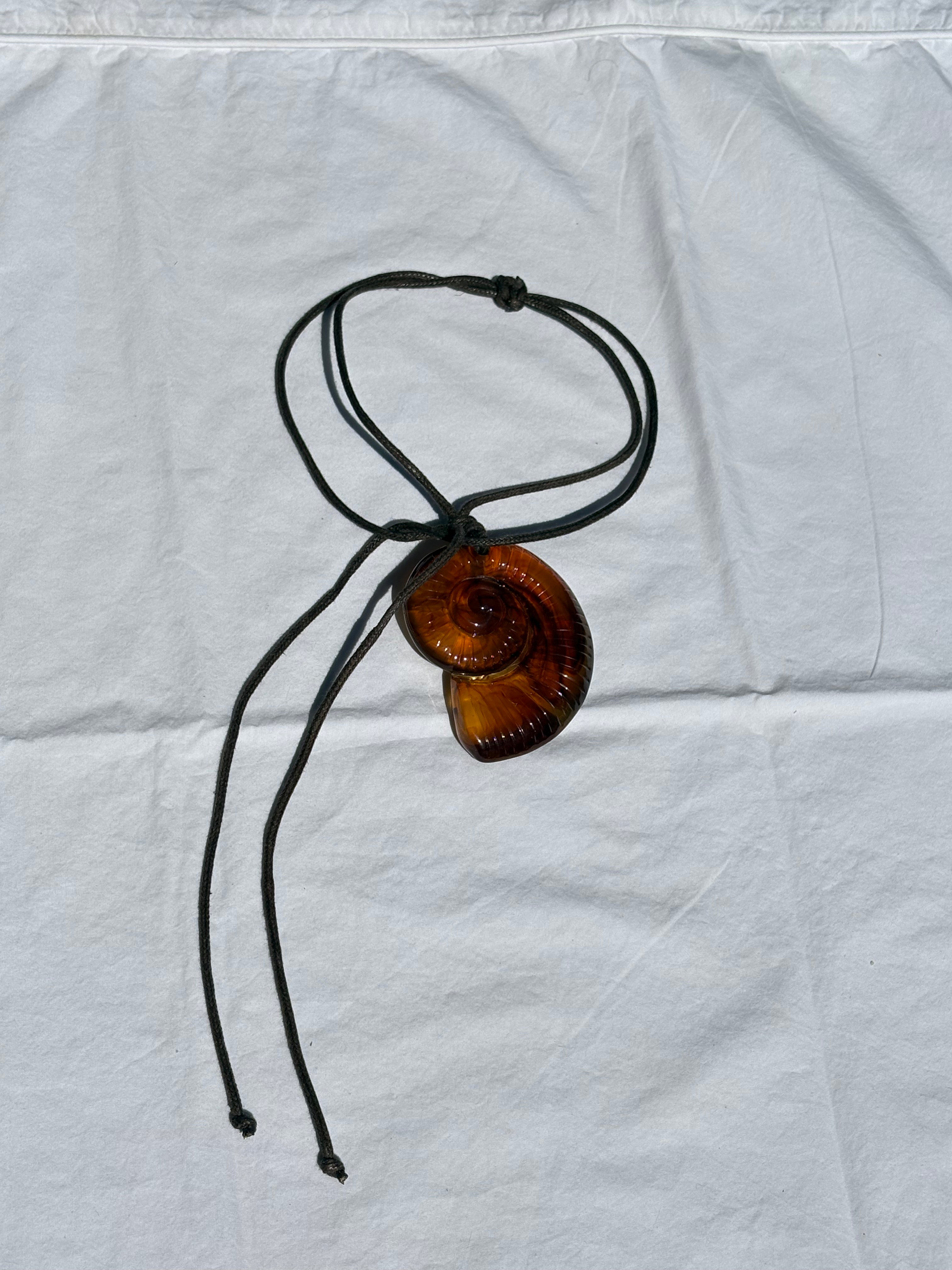 The Shell Necklace - Amber